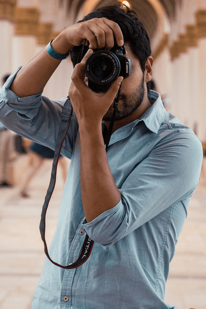 Reportage-Fotograf bei der Arbeit — Kampagnenmotiv für Imaging, Kreativbranche und Employer Branding