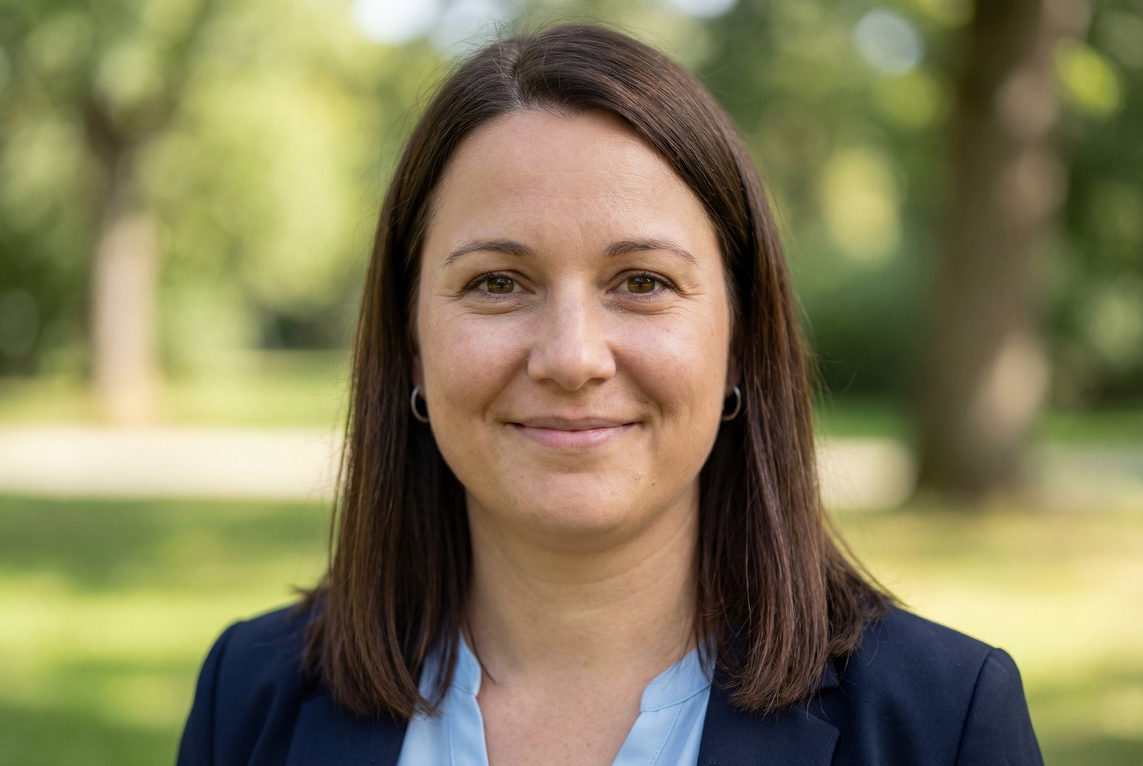 Professionelles Geschäftsführer-Porträt für Unternehmenskommunikation, Managementprofile und Employer Branding. Hochwertige Businessfotografie mit natürlichem Licht, glaubwürdiger Ausstrahlung und modernem Corporate-Look.