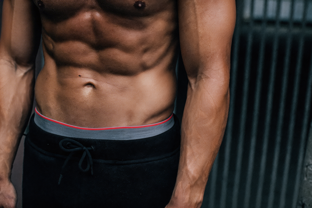 Studio-Aufnahme mit Detailbeleuchtung — Kampagnenmotiv für Fitness, Wellness & Sportmarkenbranding