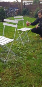 On-Location-Reportage: Privatperson in Gartensetting mit Campingstühlen und Fahrradträger — Lifestyle-Content für HR/Employe — Fotograf Leipzig — BCS Media