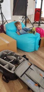 Behind-the-Scenes Studio-Aufnahme — Produktfotografie-Set mit Kindermodel und Ausrüstung