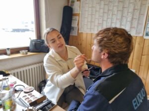 Reportage-Aufnahme im Beauty-/Kosmetik-Studio — People-at-Work-Motiv für HR-Kampagne oder Employer Branding