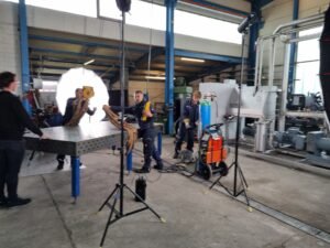 On-Location Produktionsshooting in Industriehalle — Behind-the-Scenes-Motiv für Imagekampagnen im Maschinenbau und Hidden Ch…