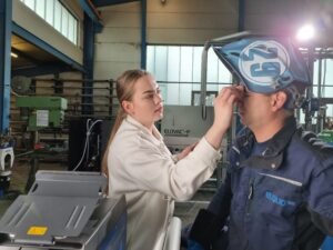 On-location Reportage in Industriehalle — Fachkräfte bei Maschinenbedienung und Qualitätskontrolle. Employer-Branding-Motiv — Industriefotograf Leipzig: BCS Media