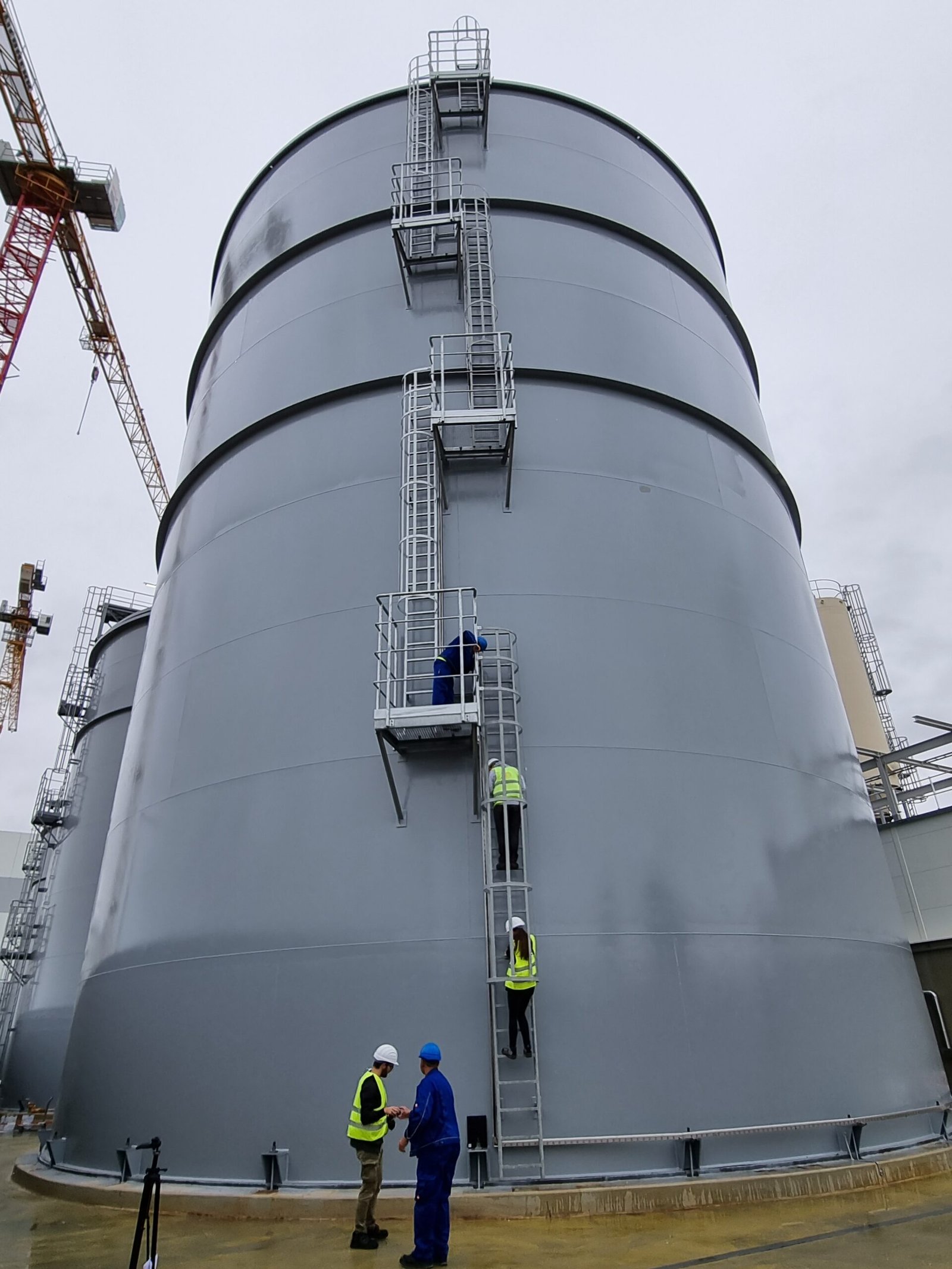 Industriefotograf Leipzig: Großtank mit Arbeitern auf der Steigleiter – Industriereportage von BCS Media