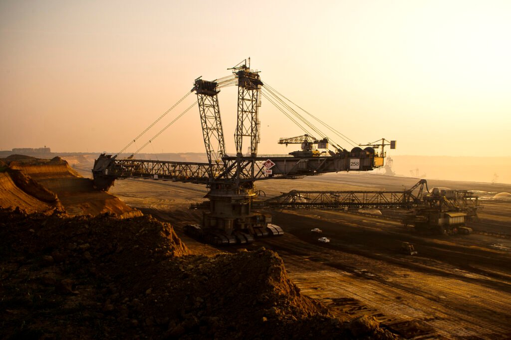 Tagebau-Schaufelradanlage im Golden-Hour-Licht — Editorial-Industrie-Motiv für Energie- und Rohstoff-Kampagnen