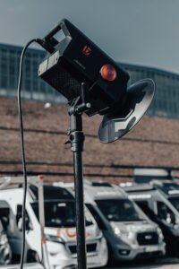 Studio-Produktaufnahme: Professionelle LED-Leuchte mit rotem Akzent — Kampagnenmotiv für Tech/Hardware-Branche und Industrie — B2B-Fotograf Leipzig — BCS Media
