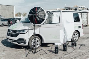 On-Location-Shooting mit Professioneller Lichtsetzung — Kampagnenmotiv für Mobilitäts-/E-Fahrzeug-Industrie und Automobilsek…