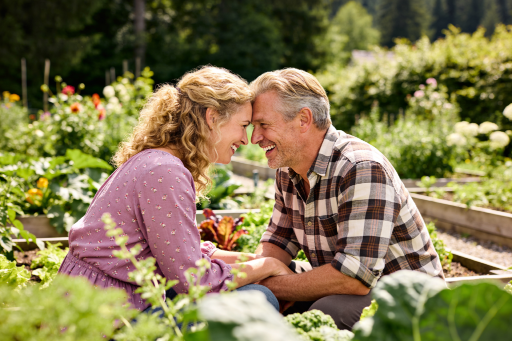 Lifestyle-Kampagnenmotiv im Garten – Editorial für Versicherung, Finanz oder Energie; emotionale Ansprache, Authentizität, T…