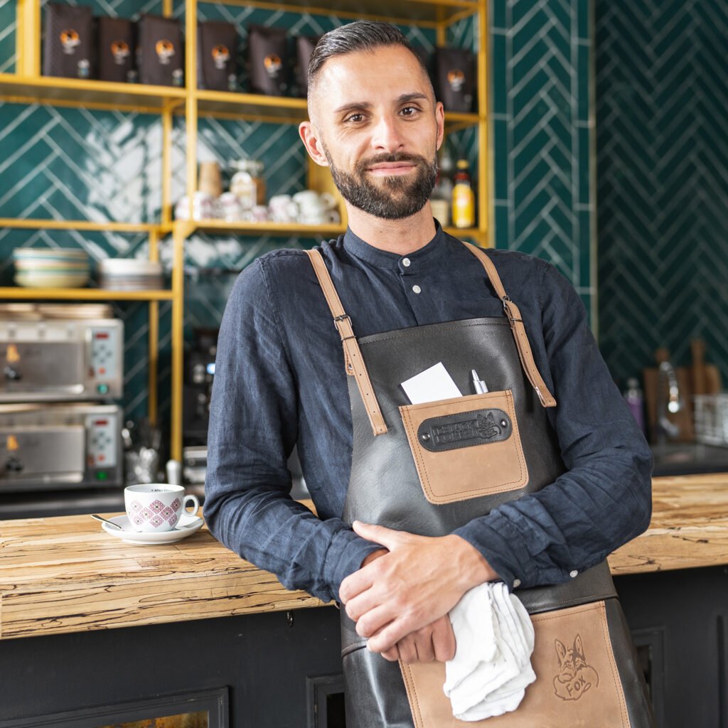 Studio-Aufnahme Barista/Gastronomiefachmann — Employer-Branding-Motiv für Hospitality, Handwerk und Mittelstand