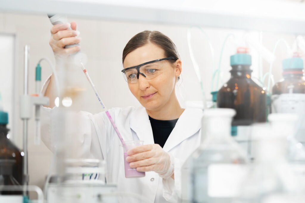 Labor-Portrait mit Pipette – People-at-Work für Life-Sciences, Pharma und Biotech-Imagekampagnen