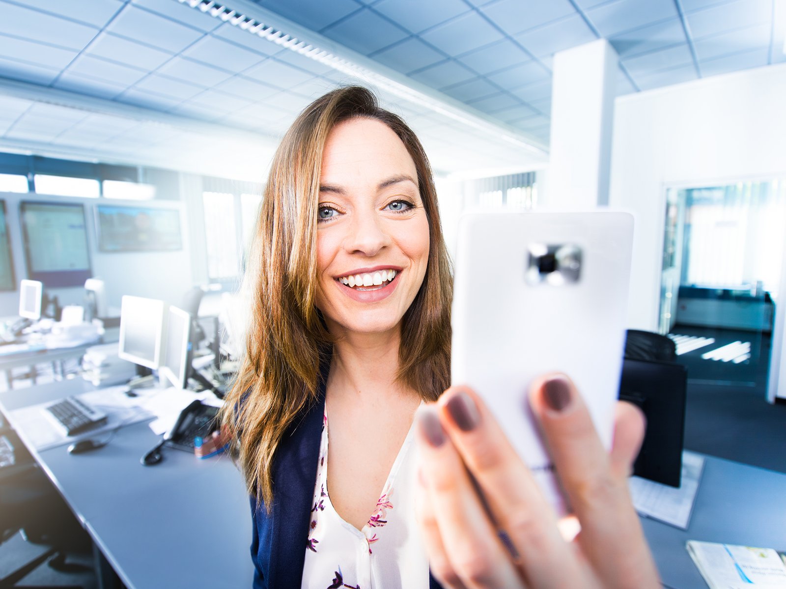 SÜDKURIER Kampagnenfotografie – Employer Branding Mitarbeiterin im Büro, Ich hab den Job