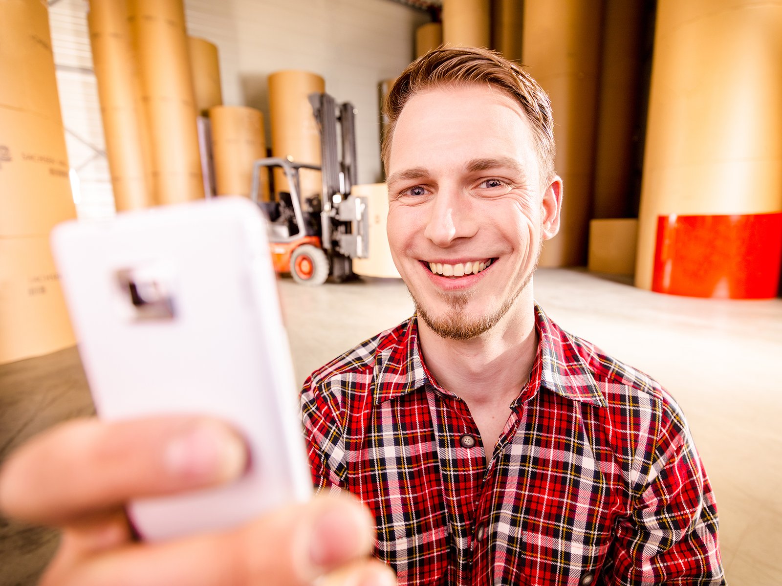 Employer Branding Fotografie SÜDKURIER – Mitarbeiter im Lager mit Tablet, Recruitingkampagne