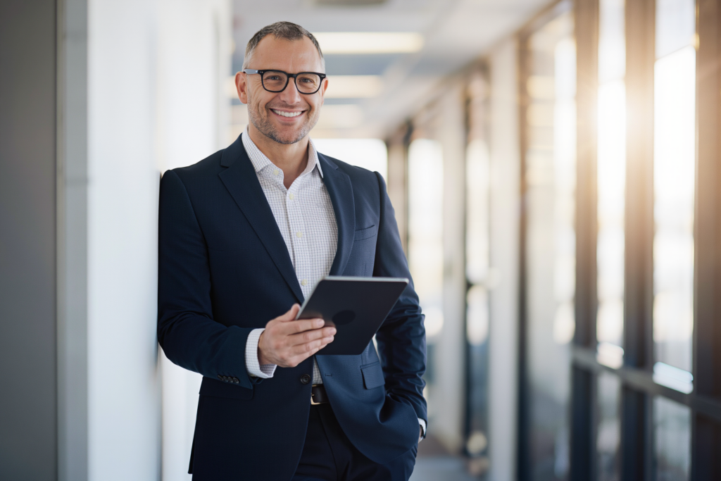 Executive-Portrait im Büro-Setting — Kampagnenmotiv für Recruiting, Leadership und Employer Branding im B2B-Mittelstand