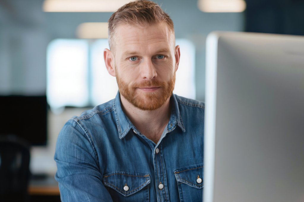 Studio-Headshot mit natürlicher Lichtsetzung — Recruiting-Visual für Tech-Startups, Maschinenbau und innovative B2B-Mittelst…