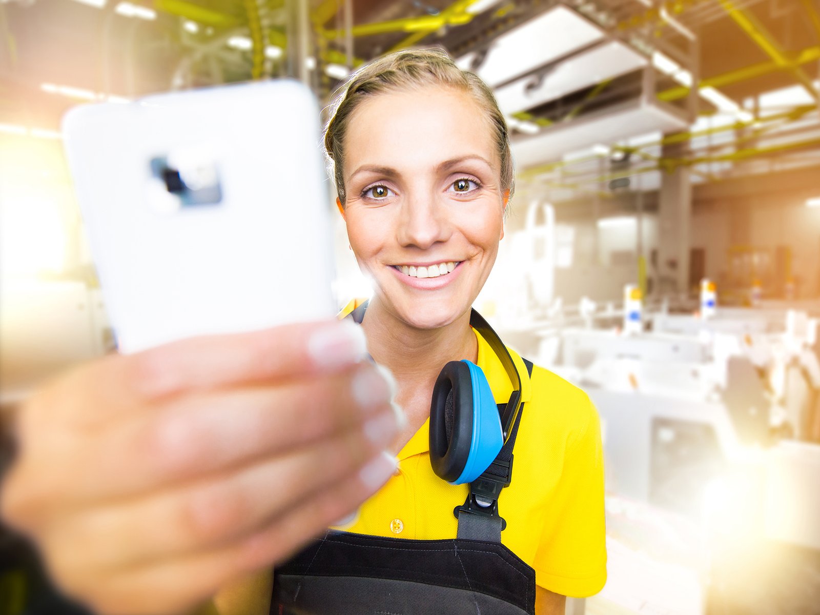 SÜDKURIER Employer Branding – Fachkraft in Schutzausrüstung mit Tablet in Produktionshalle — Werbefotografie von BCS Media, Fotograf für die Bodenseeregion (Radolfzell/Konstanz)