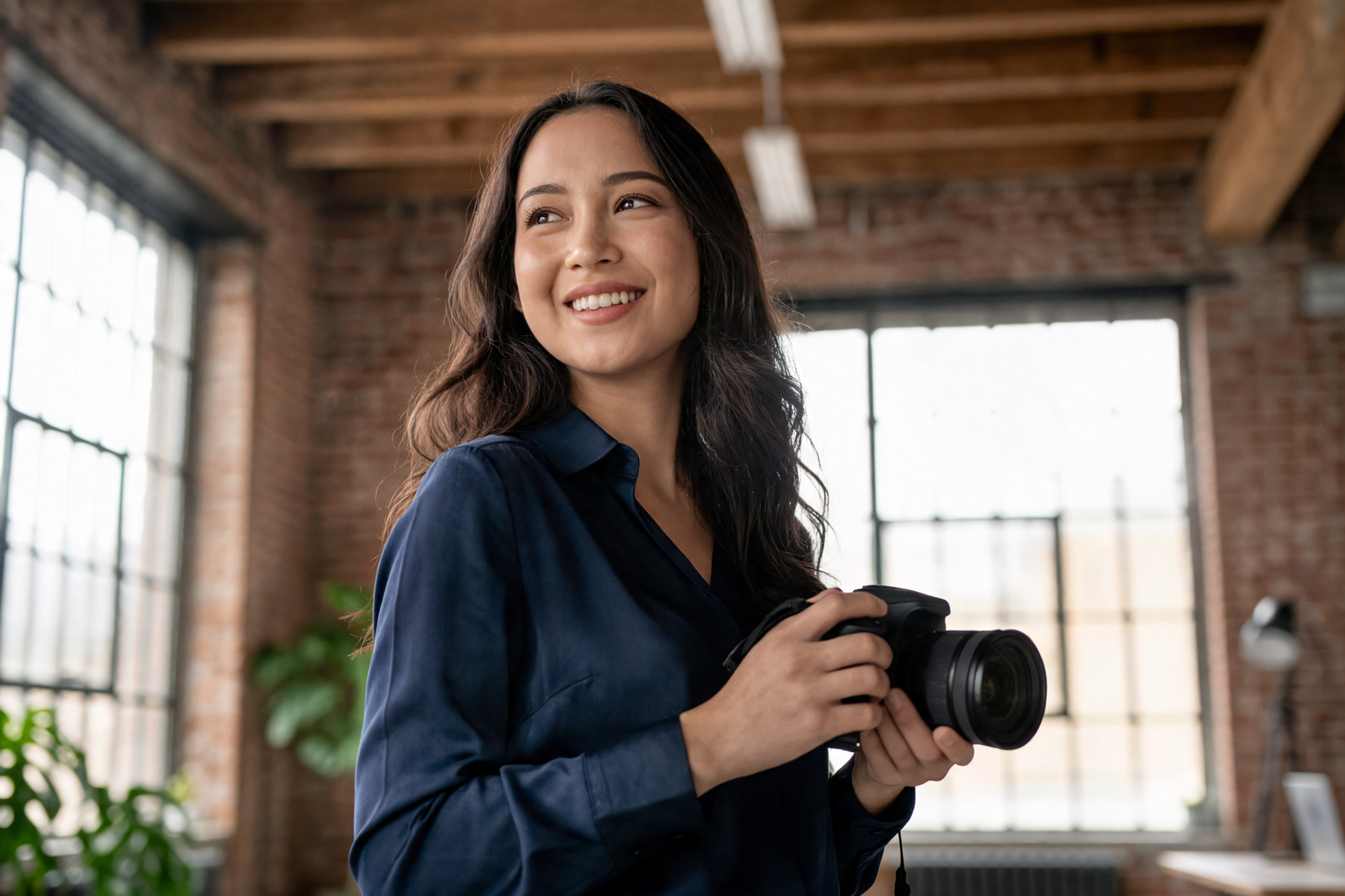 Editorial-Porträt im Loft-Setting — Recruiting-Visual für Creative-Berufe, Agenturen und Medienbranchen